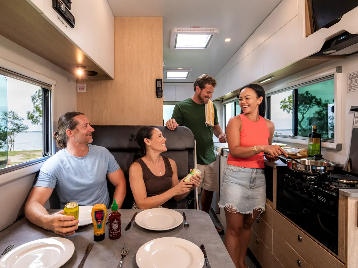 Euro Deluxe - Middle Dinette