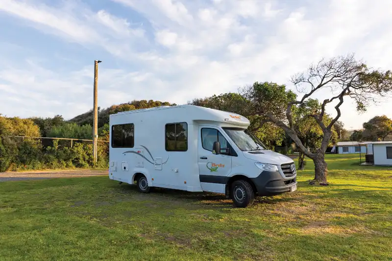 Discovery 4 Berth - cross view