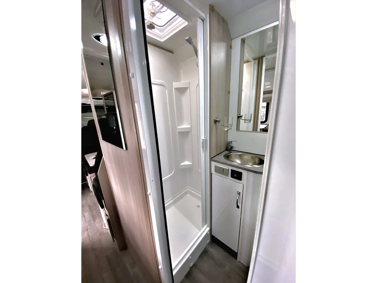 CT 6 Berth Deluxe - bathroom