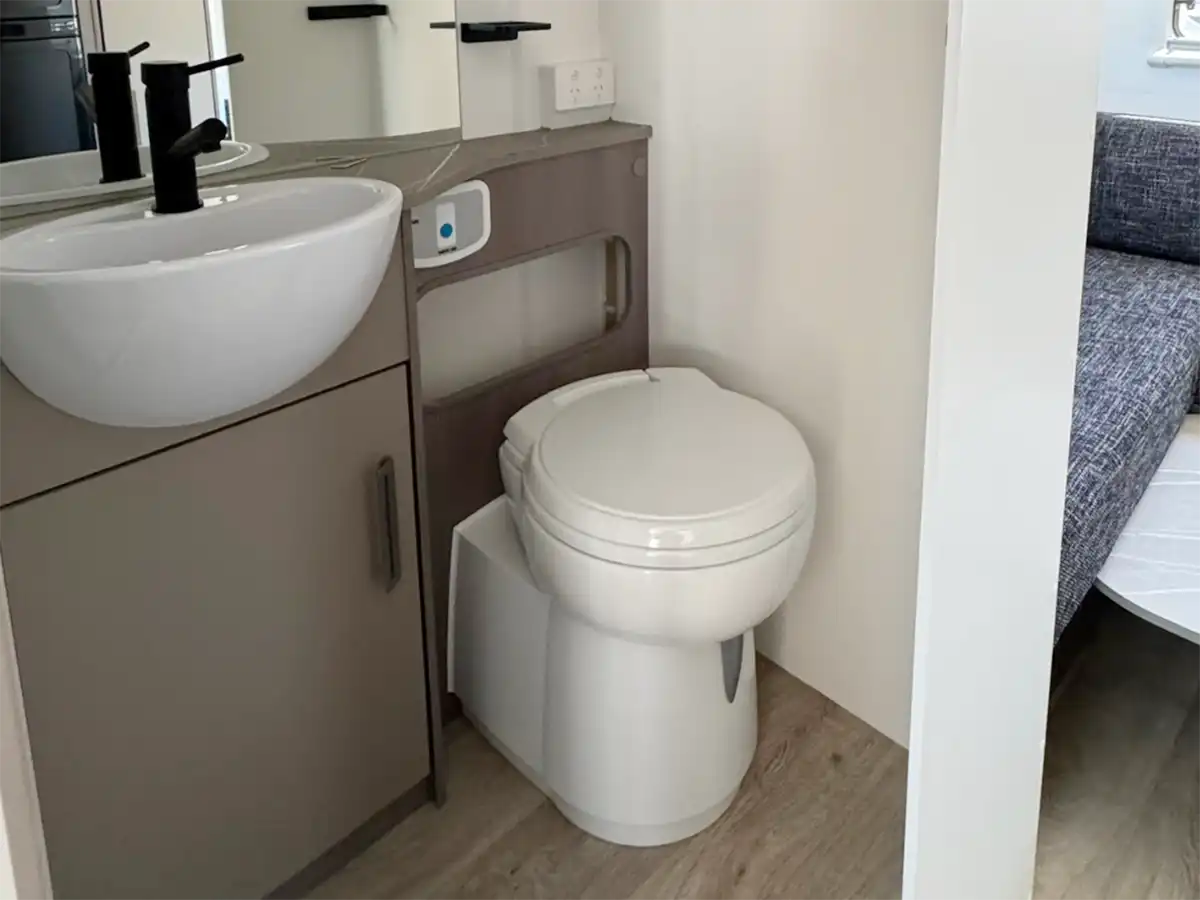 LJ 5 Berth Excursion Motorhome - Toilet