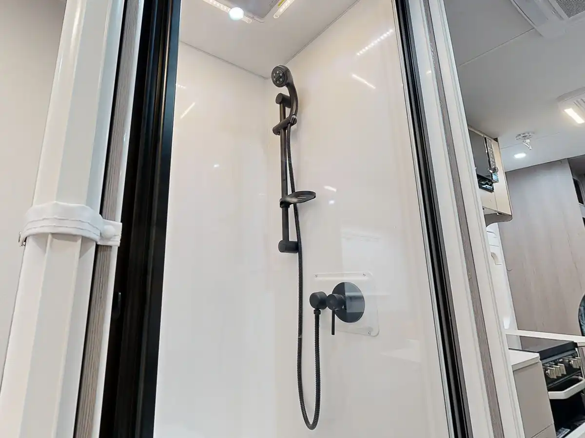 LJ 2 Berth Grandiose - shower