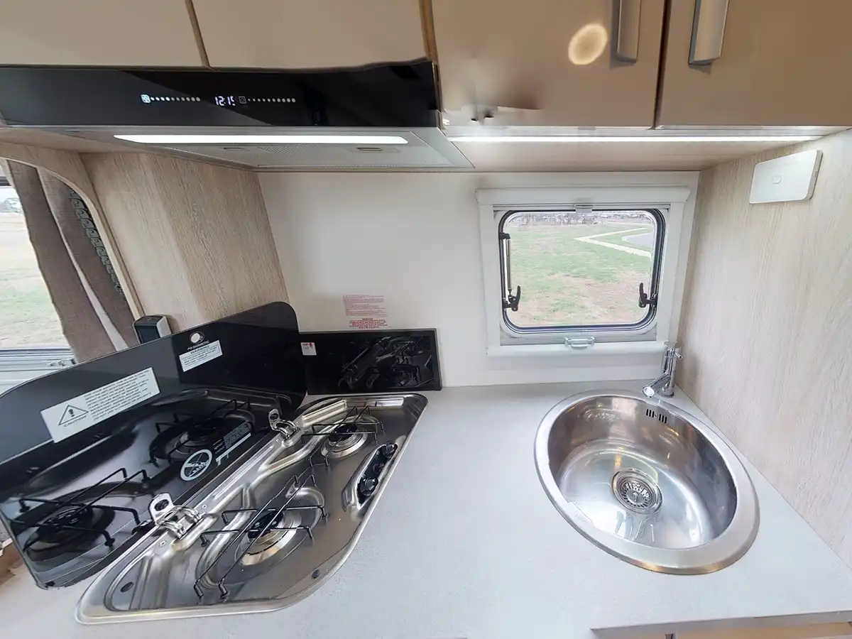 LJ 2 Berth Voyager Roamer Motorhome - kitchen