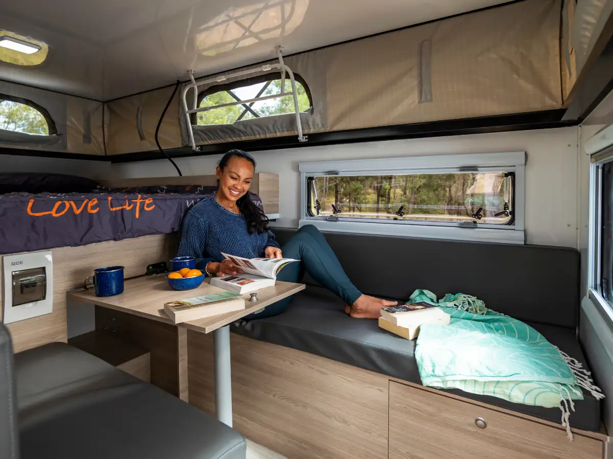 Mighty 4WD Camper Lounge